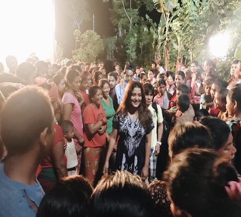 मध्यरातमा यसरी घेरिइन् रेखा थापा, रुद्रप्रियालाई हेर्न रातभर जागाराम (फोटो सहित 