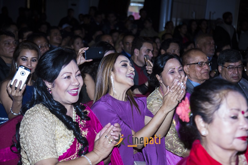 अवार्डमा कलाकारको फेसन (फोटो फिचर)