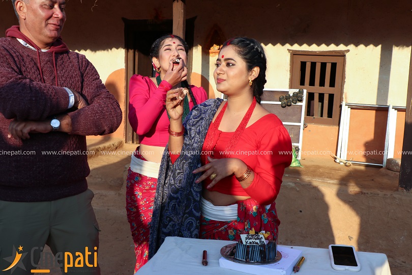 &lsquo;झिँगेदाउ&rsquo; टिमसँग केकीको बर्थडे सेलिब्रेसन