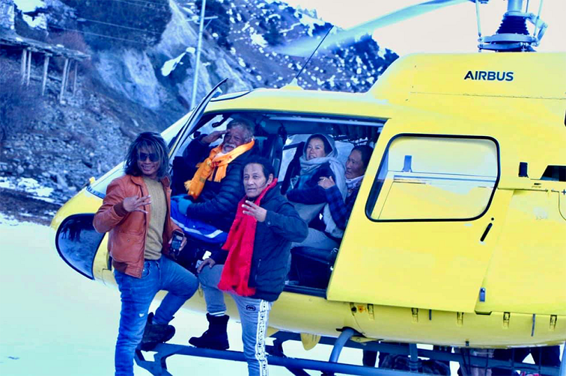  &lsquo;प्रेमगीत ३&rsquo;को लागी हेलिकप्टरमा कलाकार ओसार्दै सन्तोष सेन 
