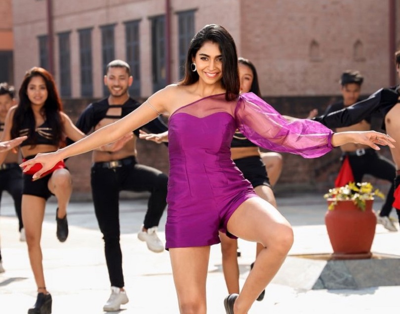 &lsquo;साङ्लो&rsquo;को गीतमा निकिताको हट अवतार(फोटो फिचर)