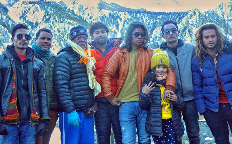  &lsquo;प्रेमगीत ३&rsquo;को लागी हेलिकप्टरमा कलाकार ओसार्दै सन्तोष सेन 