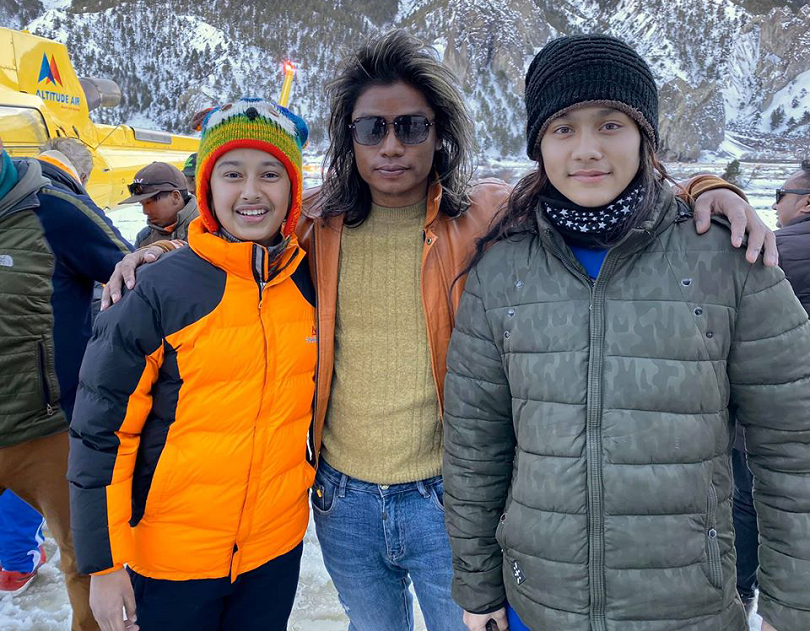  &lsquo;प्रेमगीत ३&rsquo;को लागी हेलिकप्टरमा कलाकार ओसार्दै सन्तोष सेन 