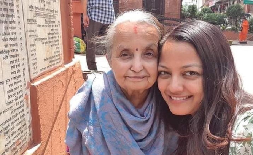 नायिका ऋचा शर्माकी आमाको निधन