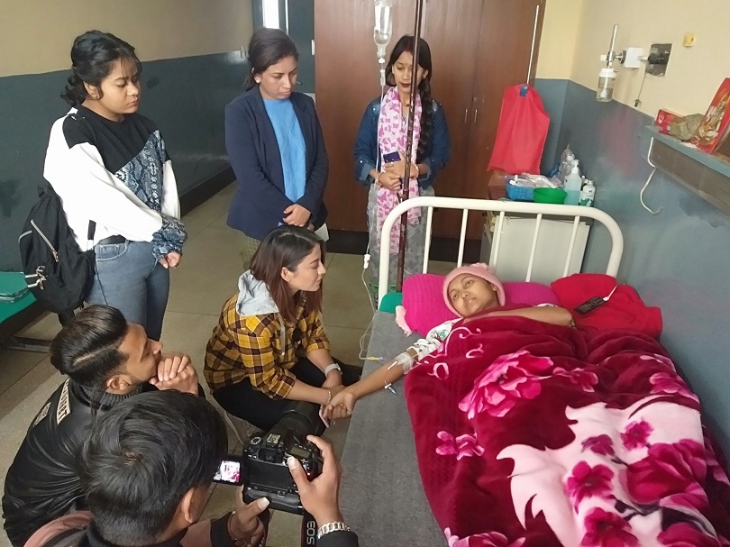 क्यान्सर पीडित दिनालाई श्वेताको उपहार 