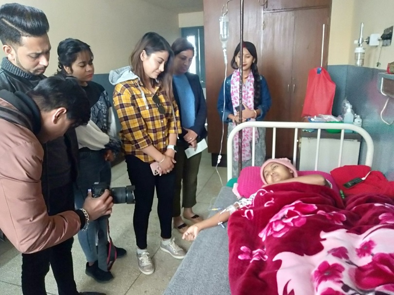 क्यान्सर पीडित दिनालाई श्वेताको उपहार 