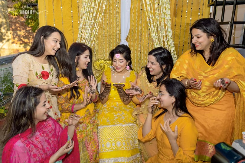 आँचल र उदिपले लगाए एक अर्काको नामको मेहेन्दी(फोटो फिचर) 