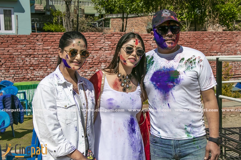 होली मूडमा पूजा, वर्षा र दिलीप(भिडियो) 