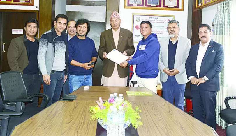 किन भेटे सञ्चार तथा सूचना प्रविधि मन्त्रीलाई चलचित्र निर्माताहरुले ? 