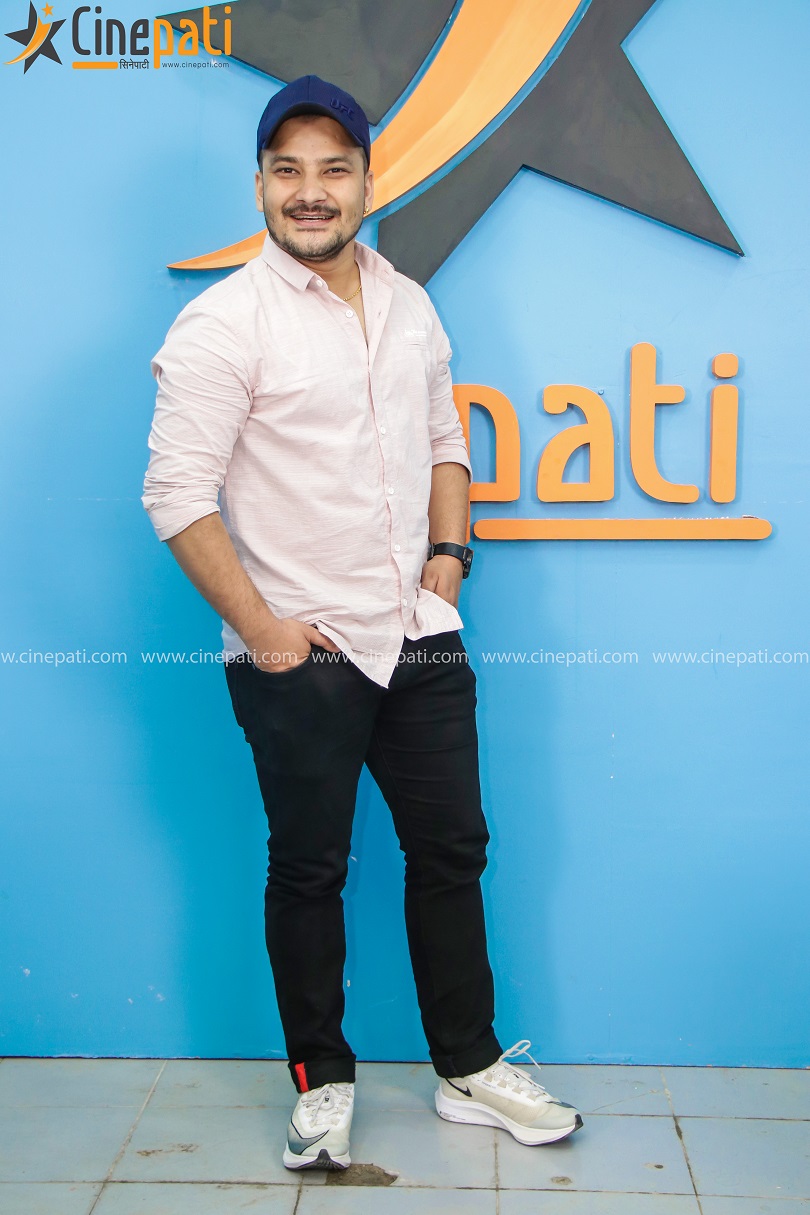 तस्बिरमा कलाकार तथा लोकप्रिय संचारकर्मी शिशिर भण्डारी