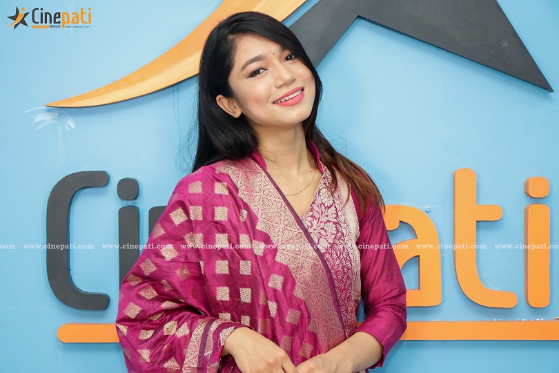 तस्बिरमा 'नमस्कार' जोडी प्रकाश सपुत र कविता नेपाली 