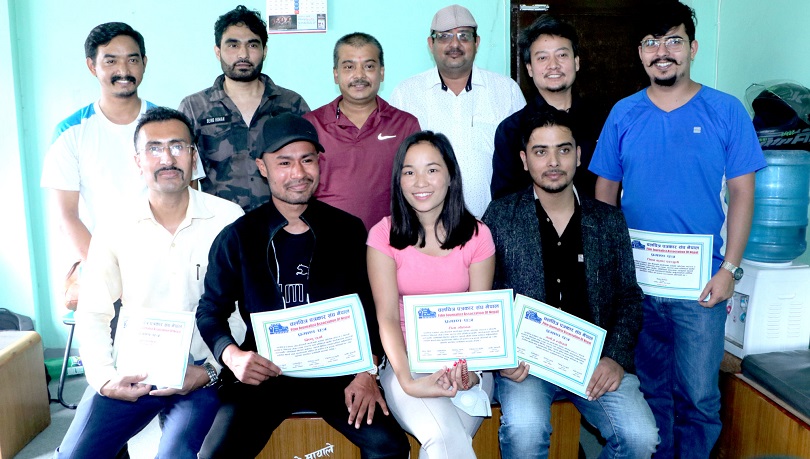 लेखन प्रतियोगिताका विजयी चलचित्र पत्रकार पुरस्कृत