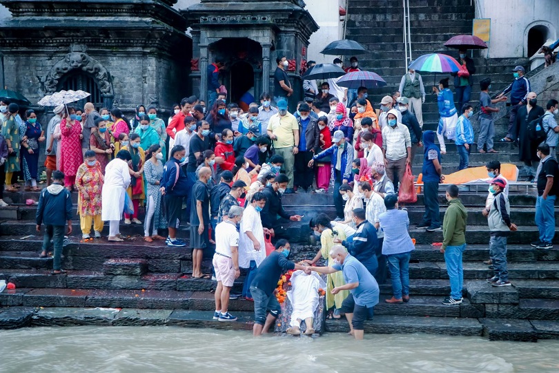 भाइलाई अन्तिम विदाई गर्दा भाव विह्वल राजेश हमाल