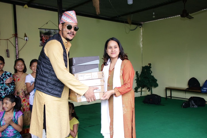 जन्मदिनमा अनुपले दिए बालबालिकालाई ल्यापटप उपहार 