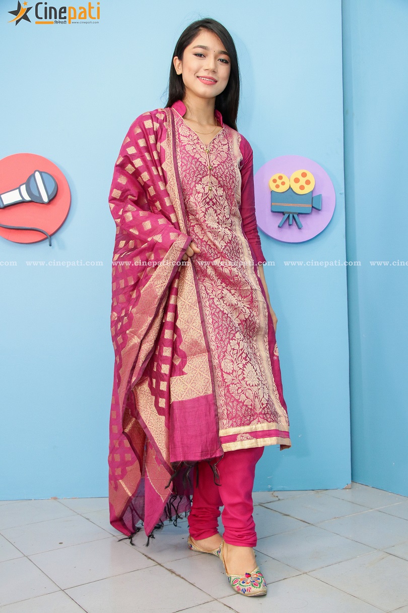 तस्बिरमा 'नमस्कार' जोडी प्रकाश सपुत र कविता नेपाली 