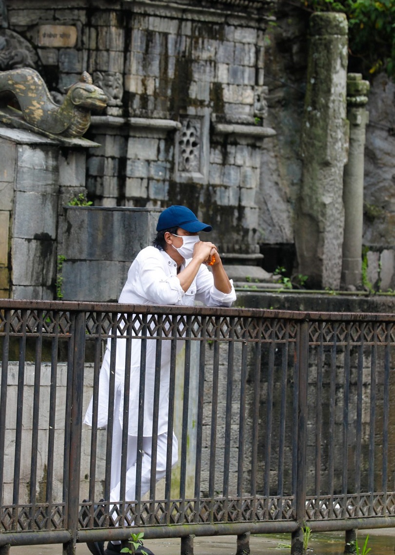 भाइलाई अन्तिम विदाई गर्दा भाव विह्वल राजेश हमाल