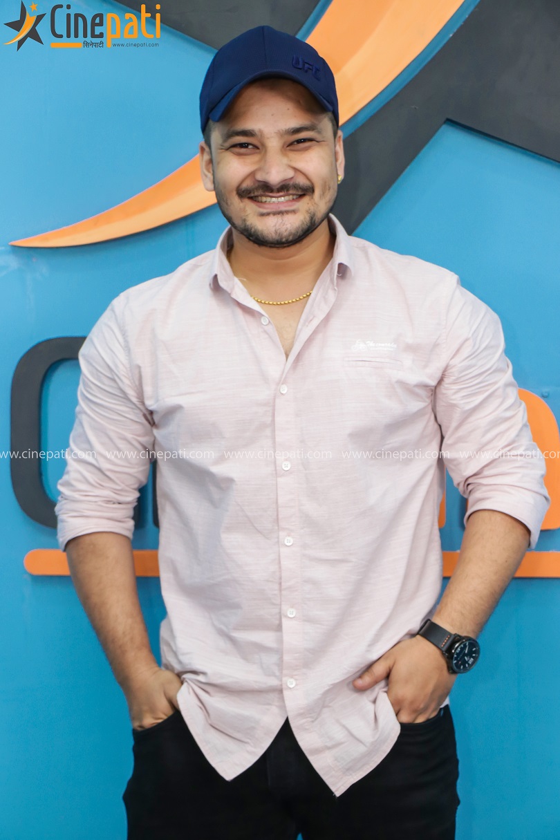 तस्बिरमा कलाकार तथा लोकप्रिय संचारकर्मी शिशिर भण्डारी