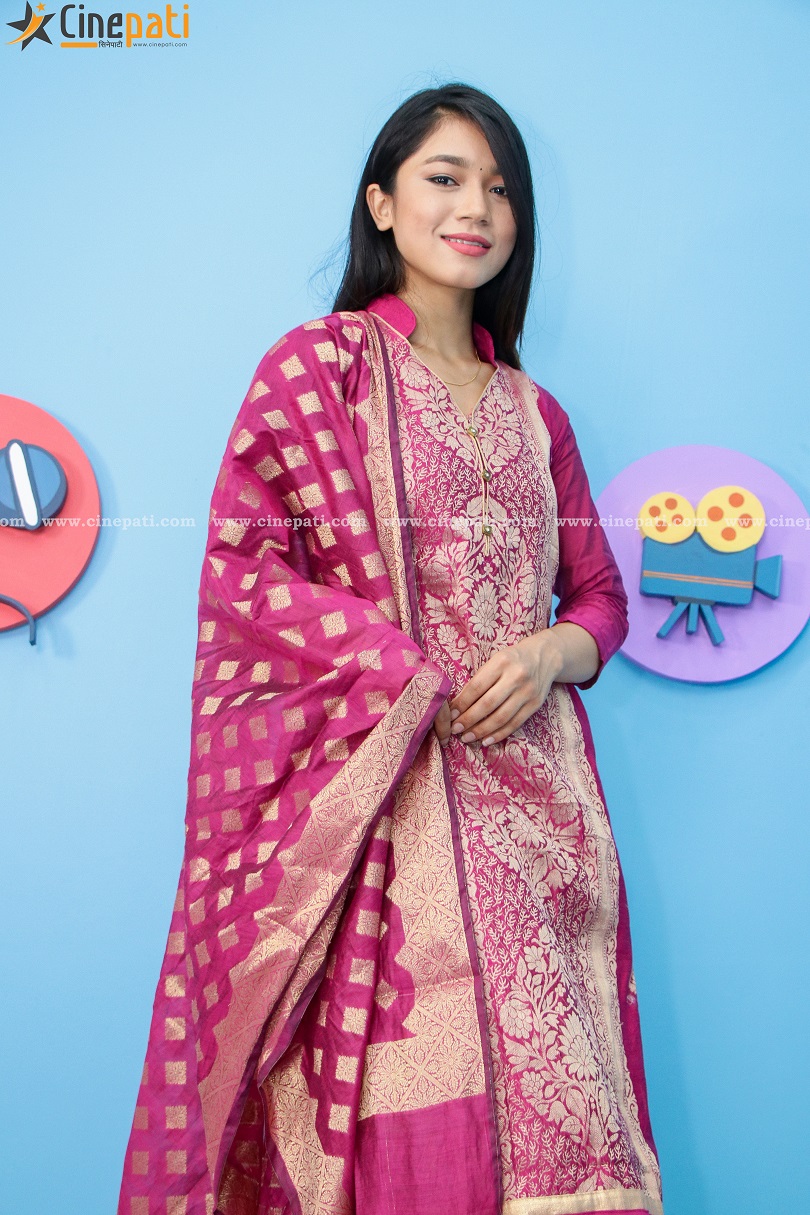 तस्बिरमा 'नमस्कार' जोडी प्रकाश सपुत र कविता नेपाली 