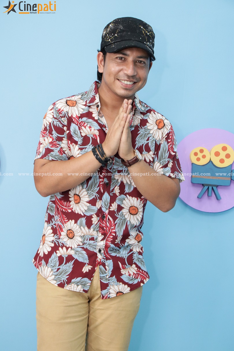 तस्बिरमा 'नमस्कार' जोडी प्रकाश सपुत र कविता नेपाली 