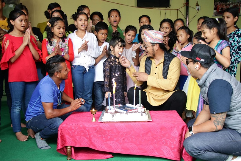 जन्मदिनमा अनुपले दिए बालबालिकालाई ल्यापटप उपहार(भिडियो)