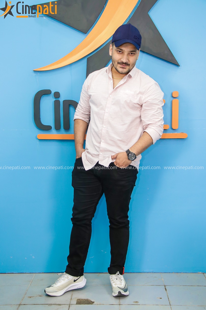 तस्बिरमा कलाकार तथा लोकप्रिय संचारकर्मी शिशिर भण्डारी