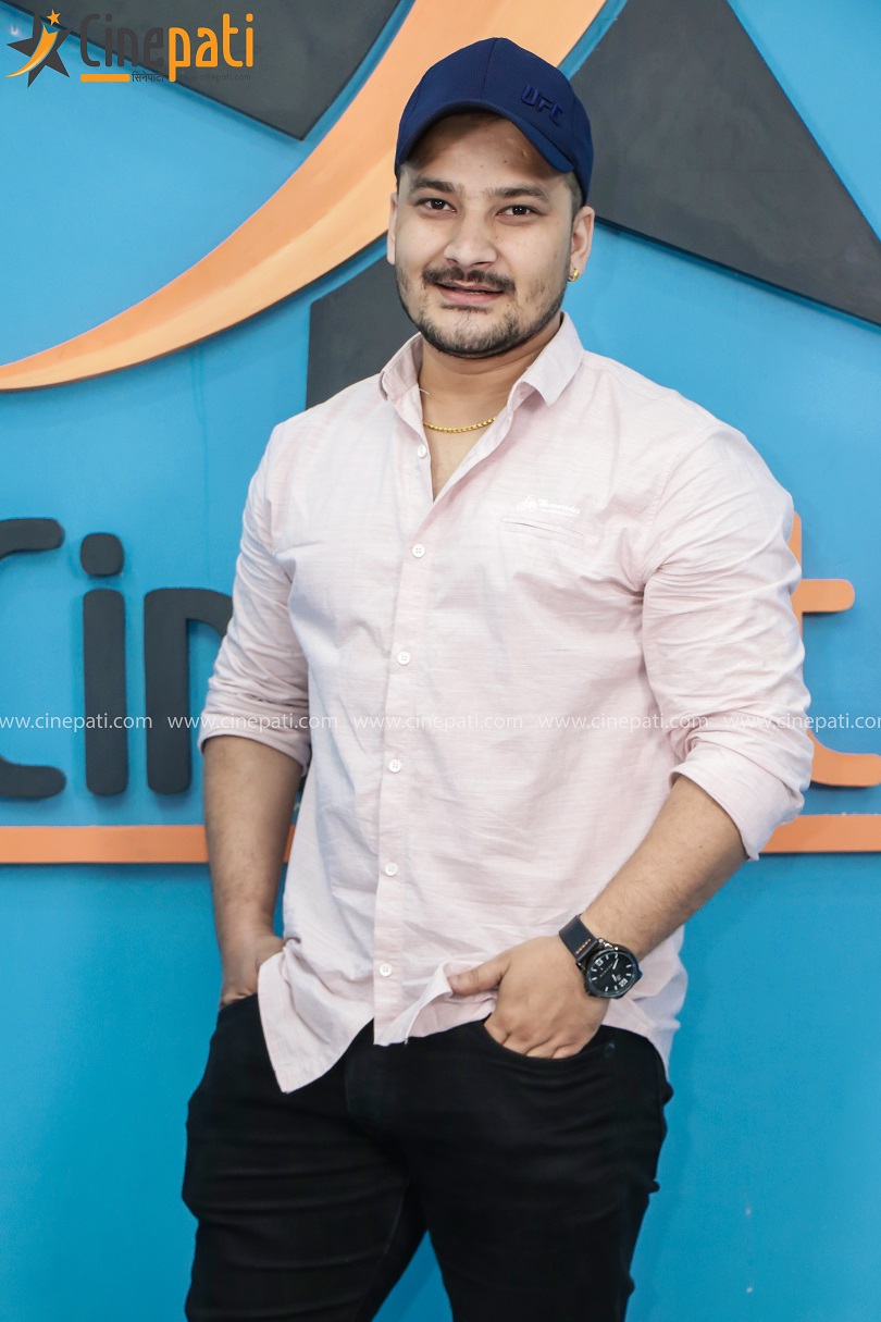 तस्बिरमा कलाकार तथा लोकप्रिय संचारकर्मी शिशिर भण्डारी