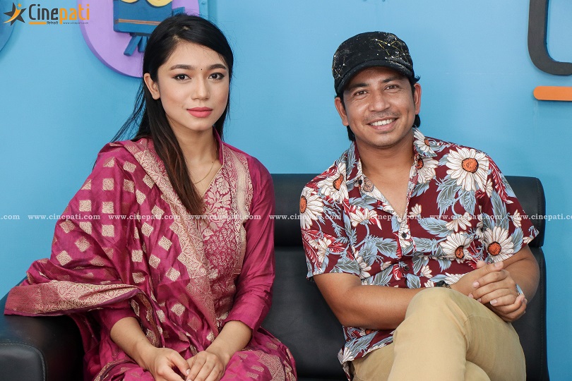 तस्बिरमा 'नमस्कार' जोडी प्रकाश सपुत र कविता नेपाली 