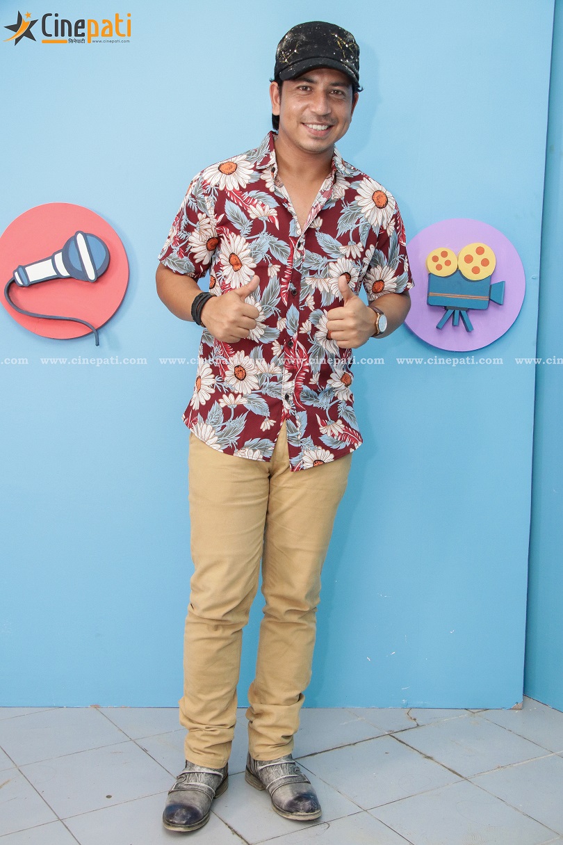 तस्बिरमा 'नमस्कार' जोडी प्रकाश सपुत र कविता नेपाली 