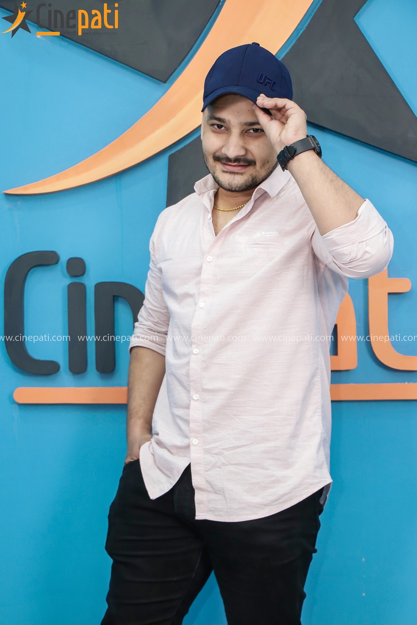 तस्बिरमा कलाकार तथा लोकप्रिय संचारकर्मी शिशिर भण्डारी