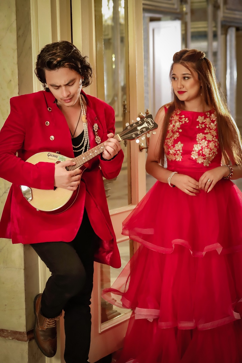 तस्बिरमा रोमान्टिक पल र रियाशा