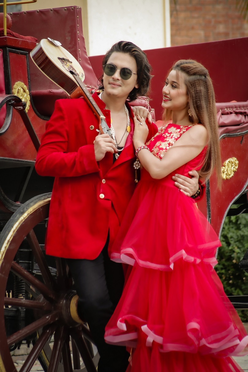 तस्बिरमा रोमान्टिक पल र रियाशा