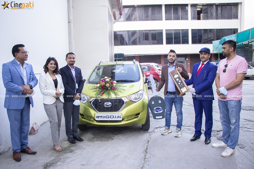 'कमेडी च्याम्पियन' विजेता हिमेशलाई गाडी हस्तान्तरण(भिडियो)