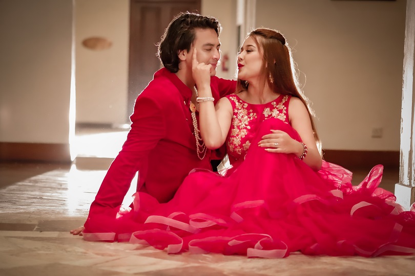 तस्बिरमा रोमान्टिक पल र रियाशा