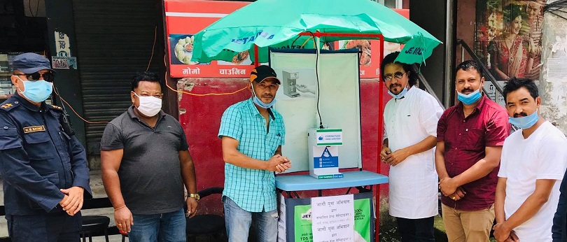 चलचित्रकर्मी करणको पहलमा अनामनगरमा स्यानिटाइजर वुथ