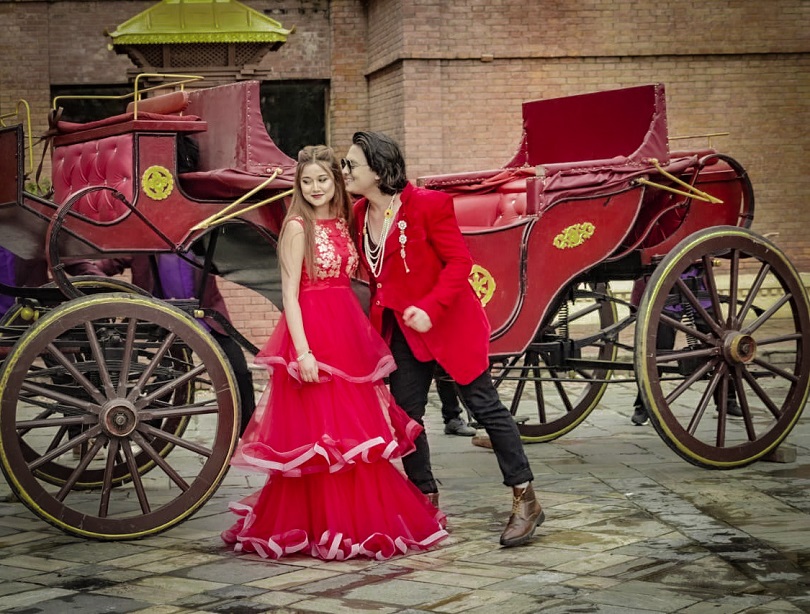 तस्बिरमा रोमान्टिक पल र रियाशा