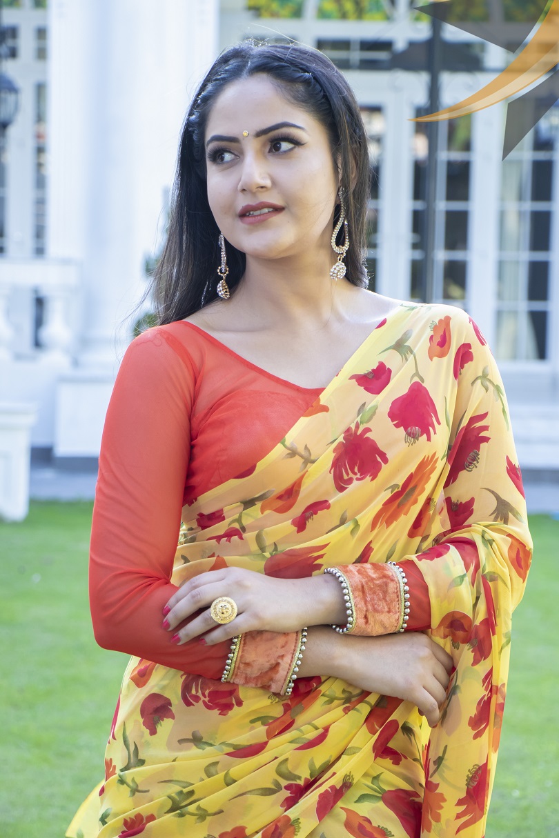 सारीमा सजिएकी वर्षाको सुन्दरता