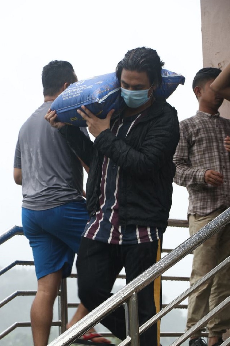 बाढी पहिरो पीडितलाई सहयोग गर्न बागलुङ पुगे पल र दुर्गेश