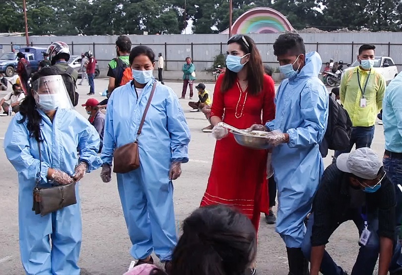 लकडाउनको चपेटामा परेकालाई खाना खुवाउँदै एलिजा