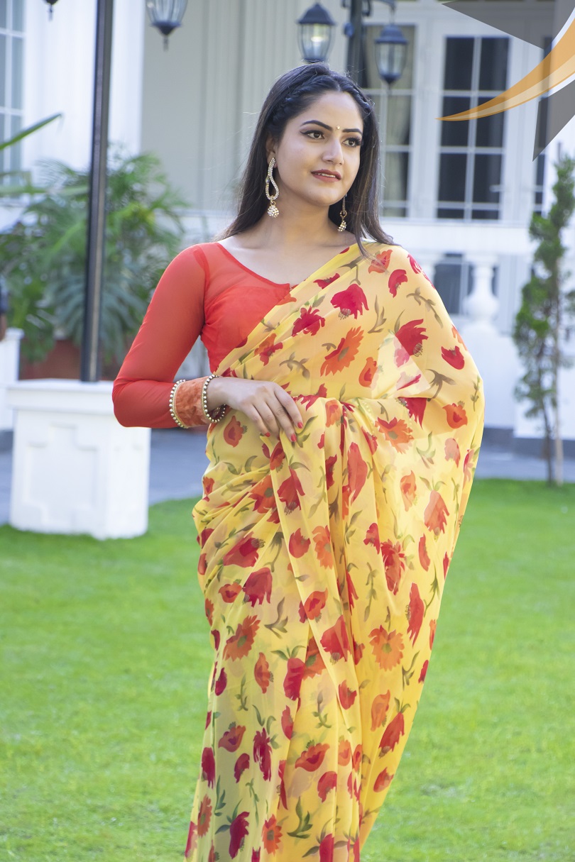 सारीमा सजिएकी वर्षाको सुन्दरता