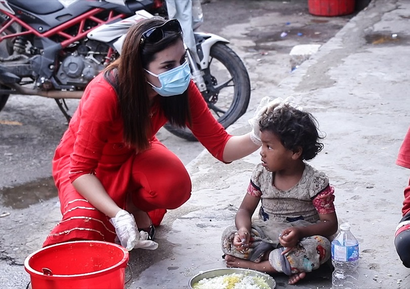 लकडाउनको चपेटामा परेकालाई खाना खुवाउँदै एलिजा
