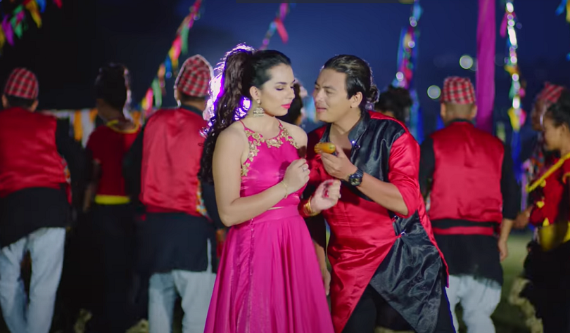 निशानको 'आटो पिठो'मा रमाउँदै पल र एलिजा(भिडियो)