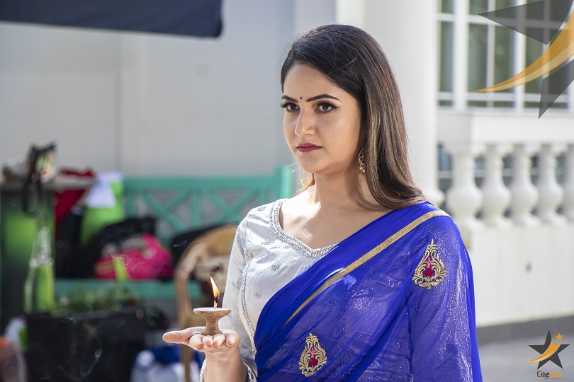 सारीमा सजिएकी वर्षाको सुन्दरता