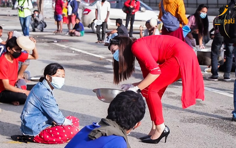 लकडाउनको चपेटामा परेकालाई खाना खुवाउँदै एलिजा