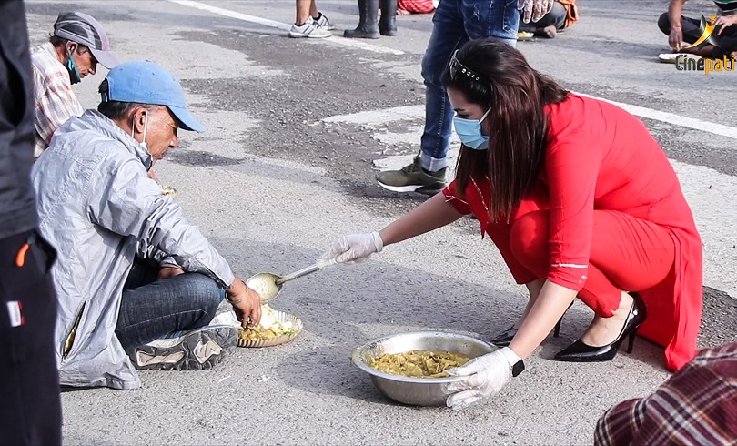 लकडाउनको चपेटामा परेकालाई खाना खुवाउँदै एलिजा