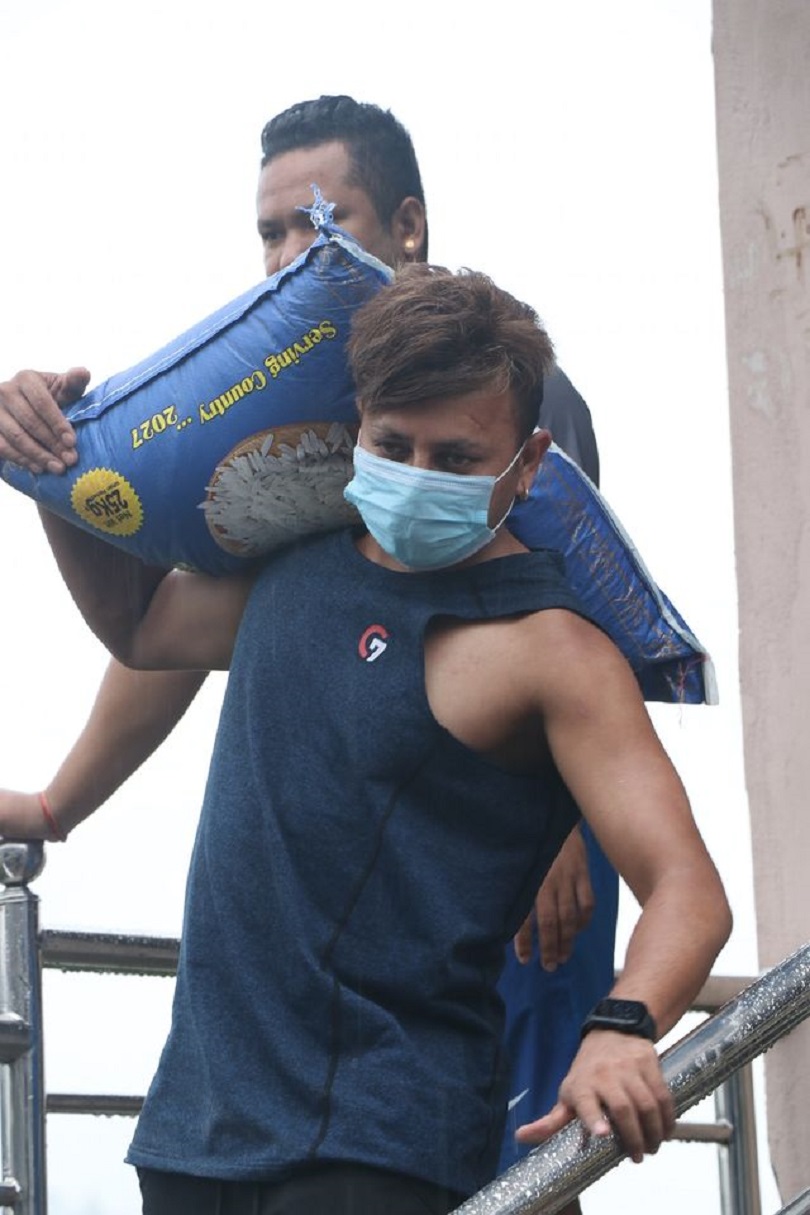 बाढी पहिरो पीडितलाई सहयोग गर्न बागलुङ पुगे पल र दुर्गेश