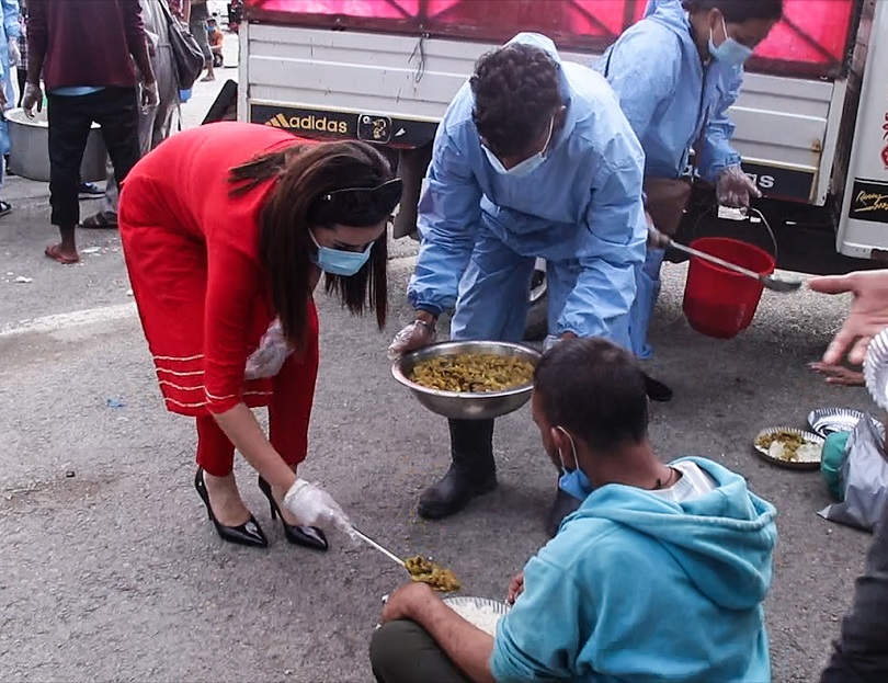 लकडाउनको चपेटामा परेकालाई खाना खुवाउँदै एलिजा