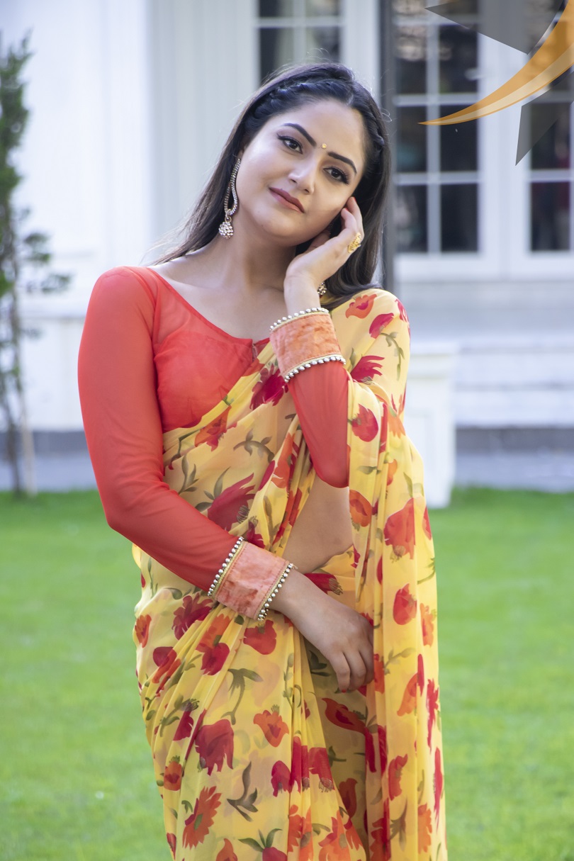 सारीमा सजिएकी वर्षाको सुन्दरता