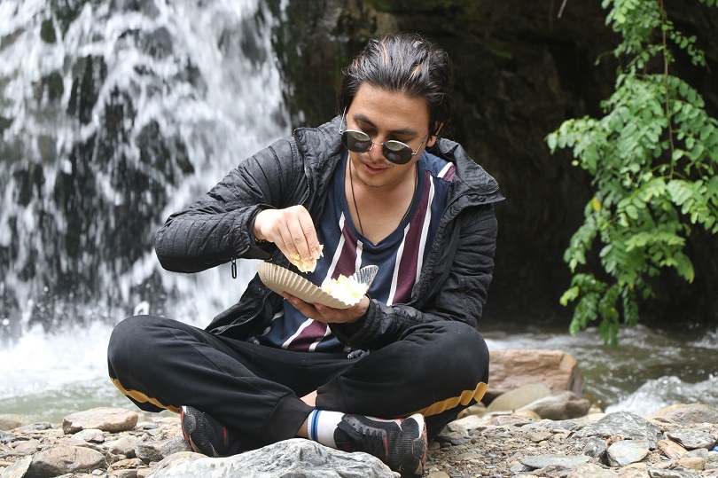 बाढी पहिरो पीडितलाई सहयोग गर्न बागलुङ पुगे पल र दुर्गेश