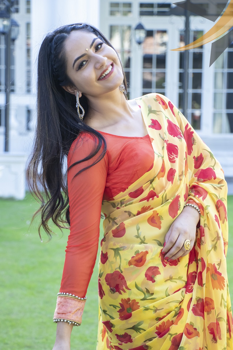 सारीमा सजिएकी वर्षाको सुन्दरता