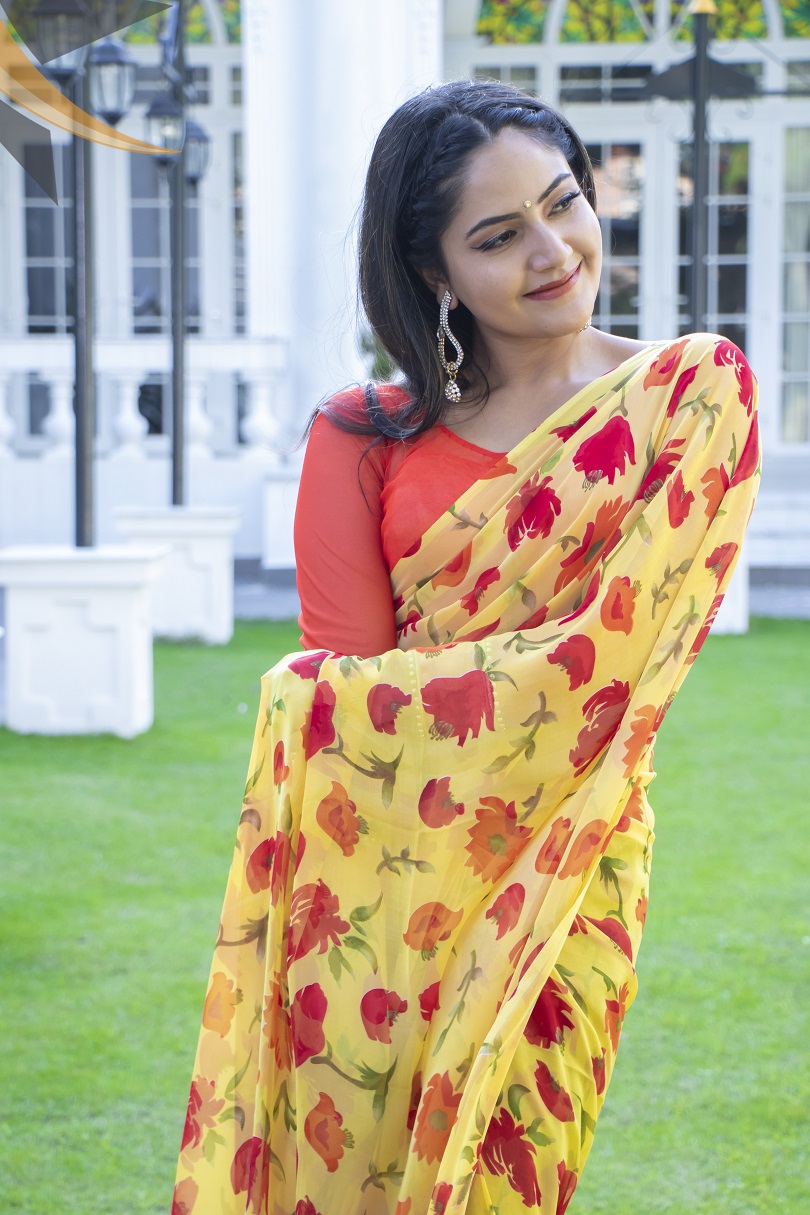 सारीमा सजिएकी वर्षाको सुन्दरता